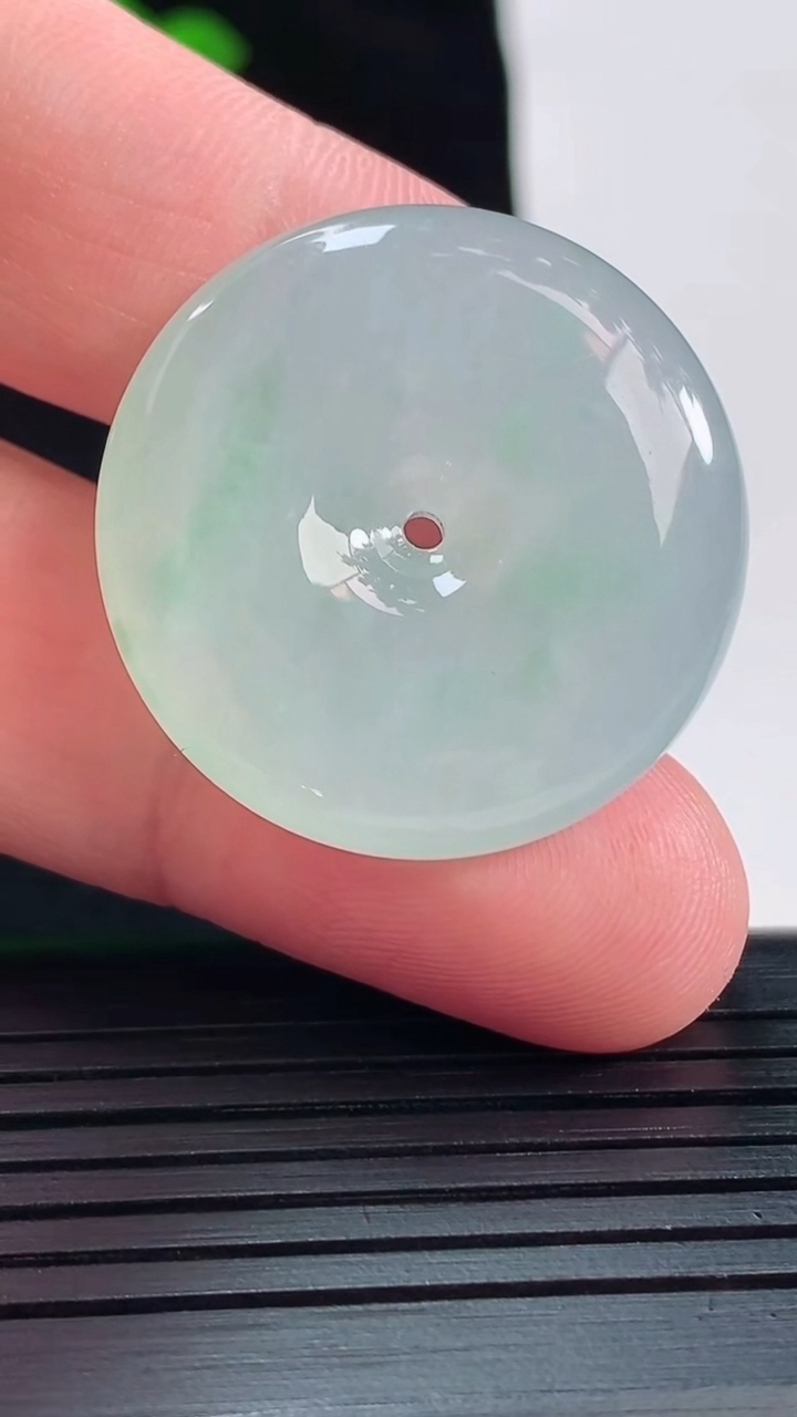天然A货翡翠平安扣吊坠，尺寸29.5-8.2重量:15.46g
5月20日