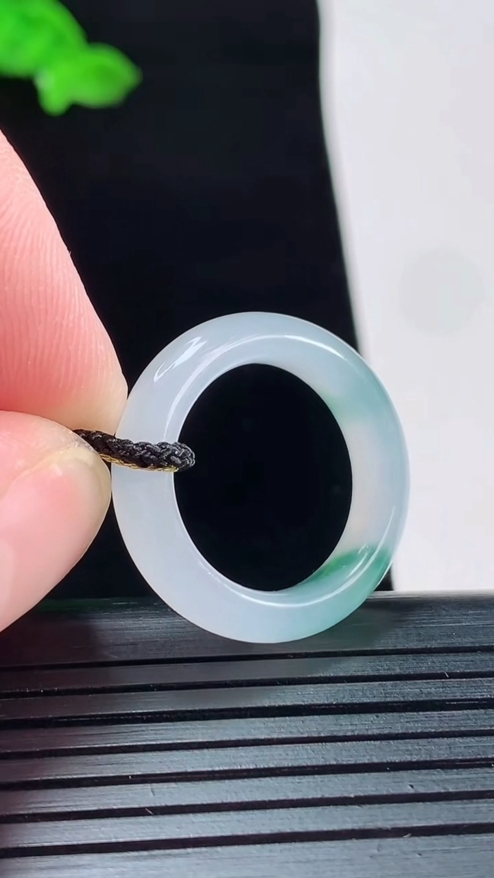 天然A货翡翠冰种飘花玉指环 戒指，尺寸17.5-5.6-3.8重量:3.87g2026年5月20日
工厂直销收藏佳品,种好水足，色泽均匀，有种有色，上手高大气！