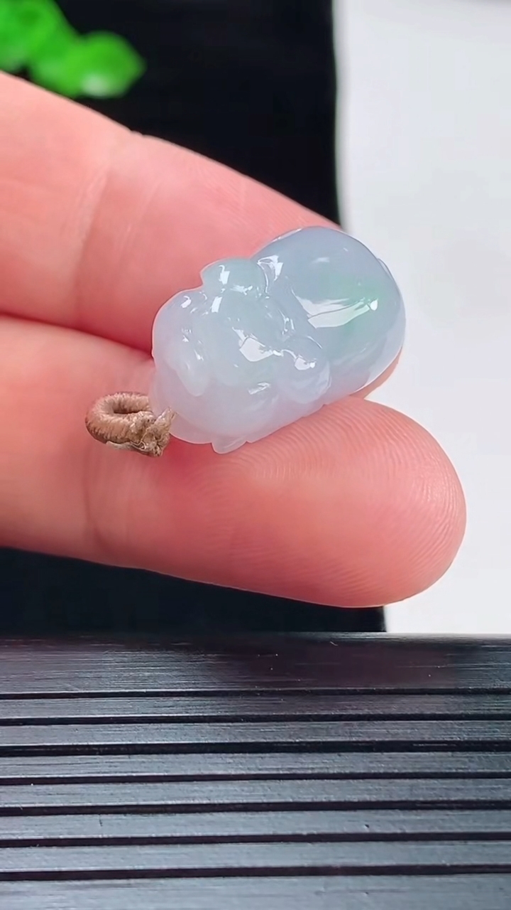 天然A货翡翠春带彩 紫罗兰生肖猪吊坠，尺寸20-12-11.5重量:5.73g
5月20日