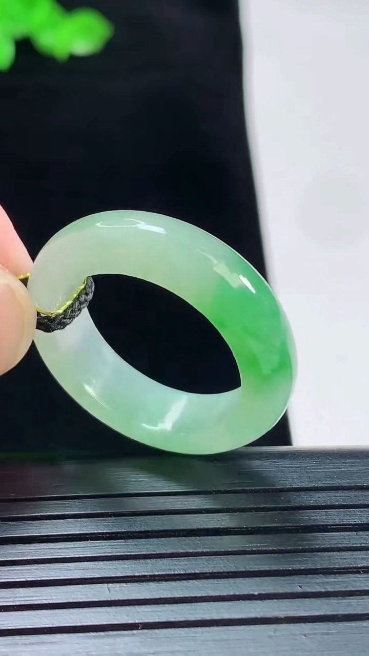 天然A货翡翠玉指环 戒指，尺寸20-6.6-4重量:5.96g2026年5月20日
工厂直销收藏佳品,种好水足，色泽均匀，有种有色，上手高大气！