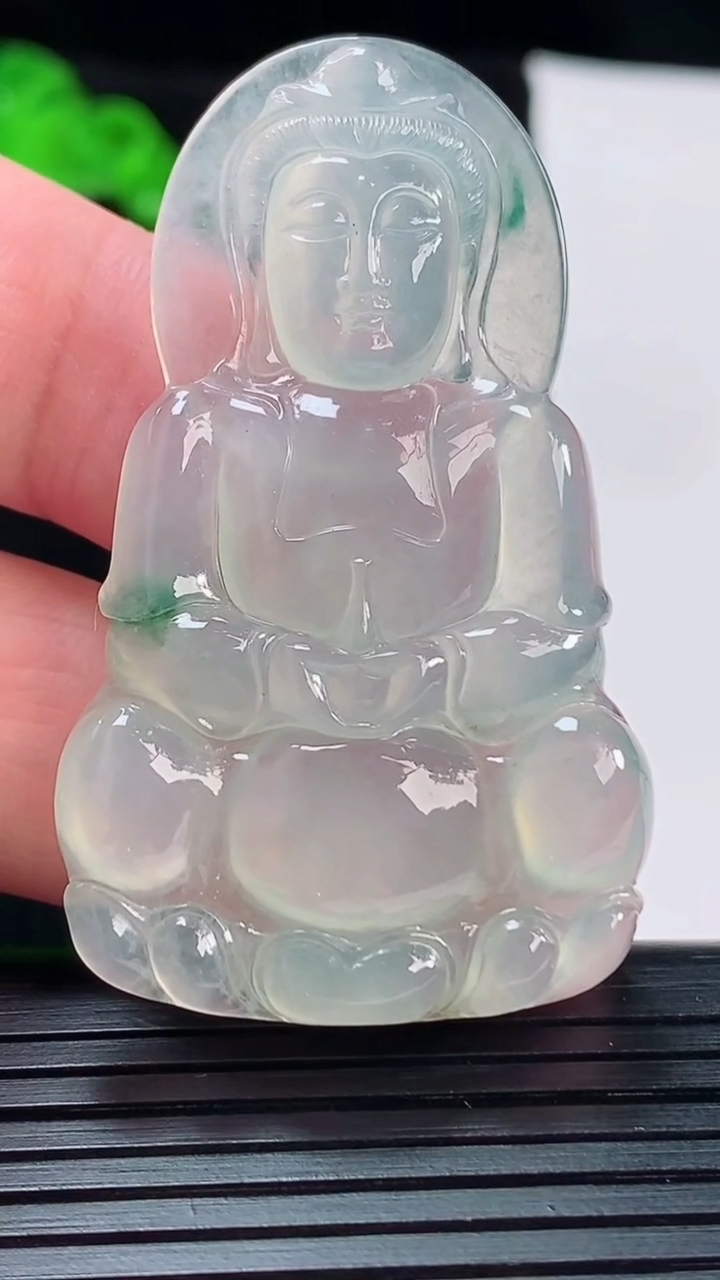 天然A货翡翠冰种飘花正装观音吊坠，尺寸51-30.5-4.6重量:11.79g
5月20日