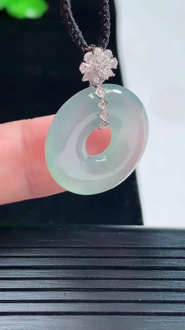 天然A货翡翠平安环吊坠，尺寸28-21-4重量:3.65g
5月20日