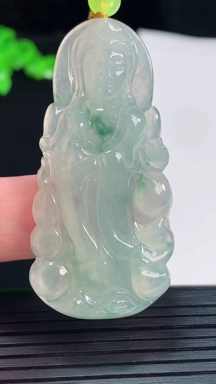 天然A货翡翠飘花动态观音吊坠，尺寸52-25-5.8重量:13.04g
5月20日