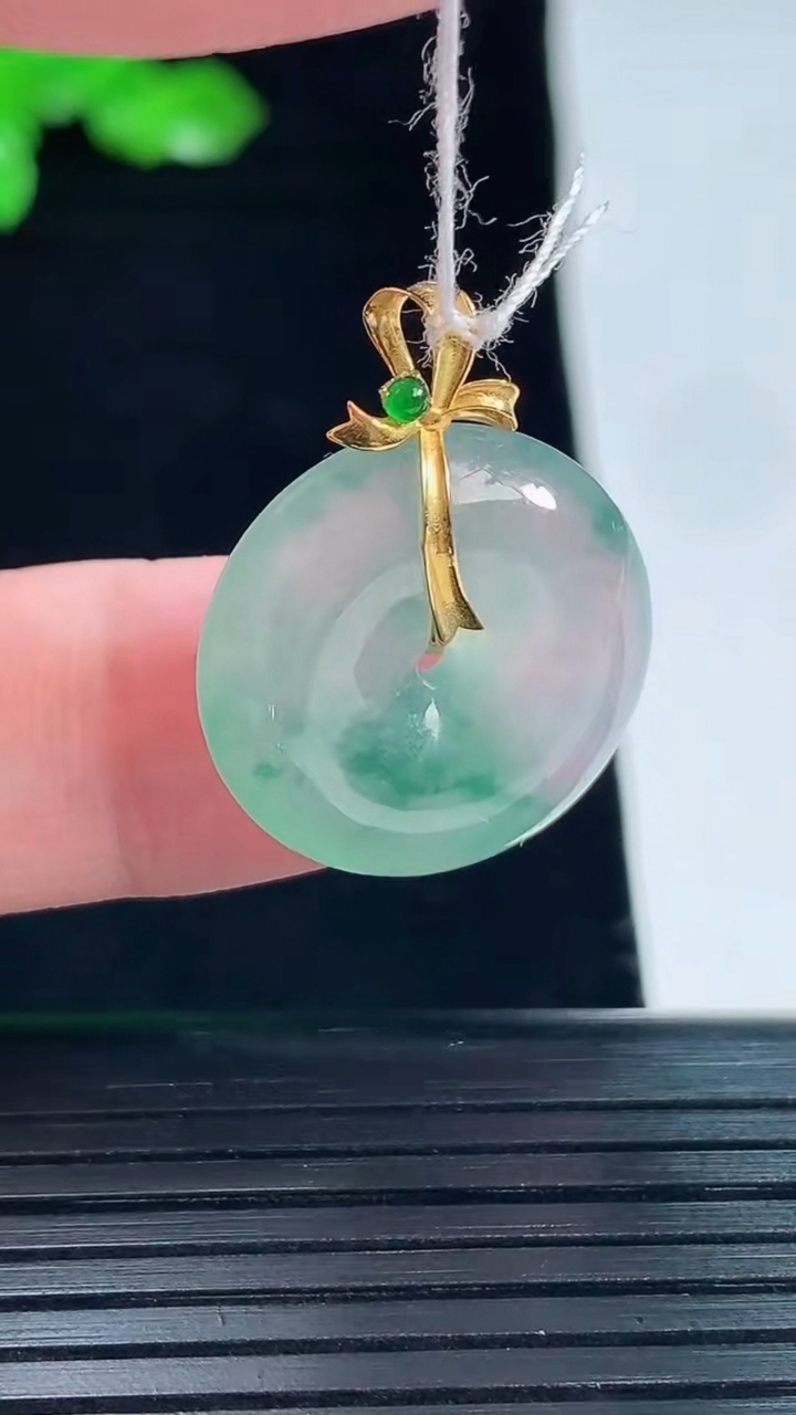 天然A货翡翠种飘花平安扣吊坠，尺寸26-20-5.5重量:4.90g
5月20日