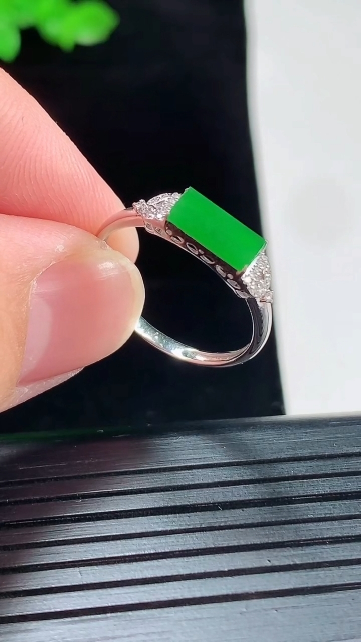 天然A货翡翠马鞍戒指，尺寸18-9-4-3.5重量:1.39g2026年5月20日
工厂直销收藏佳品