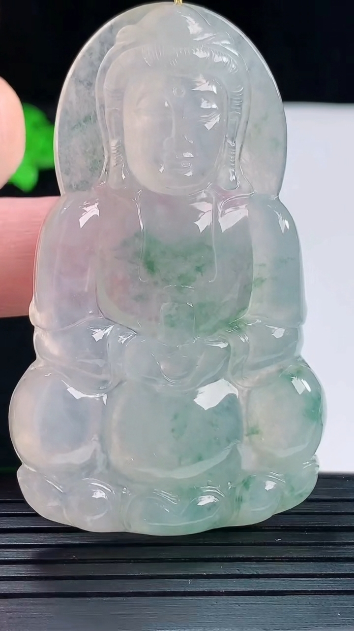 天然A货翡翠种飘花正装观音吊坠，尺寸65.5-40.2-5.6重量:30.44g
5月20日