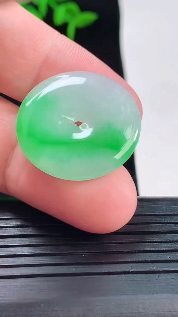 天然A货翡翠平安扣吊坠，尺寸25-4重量:5.20g
5月20日