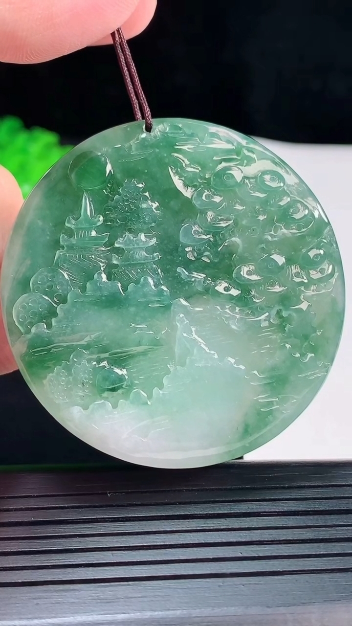天然A货翡翠牌吊坠，尺寸52-5.6重量:34.49g
5月20日