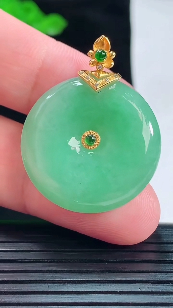 天然A货翡翠平安扣吊坠，尺寸35.2-28-5.6重量:10.13g
5月20日