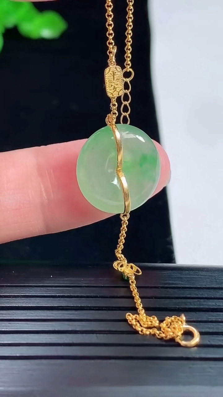 天然A货翡翠平安环手链，尺寸15-3.8重量:2.34g
5月20日