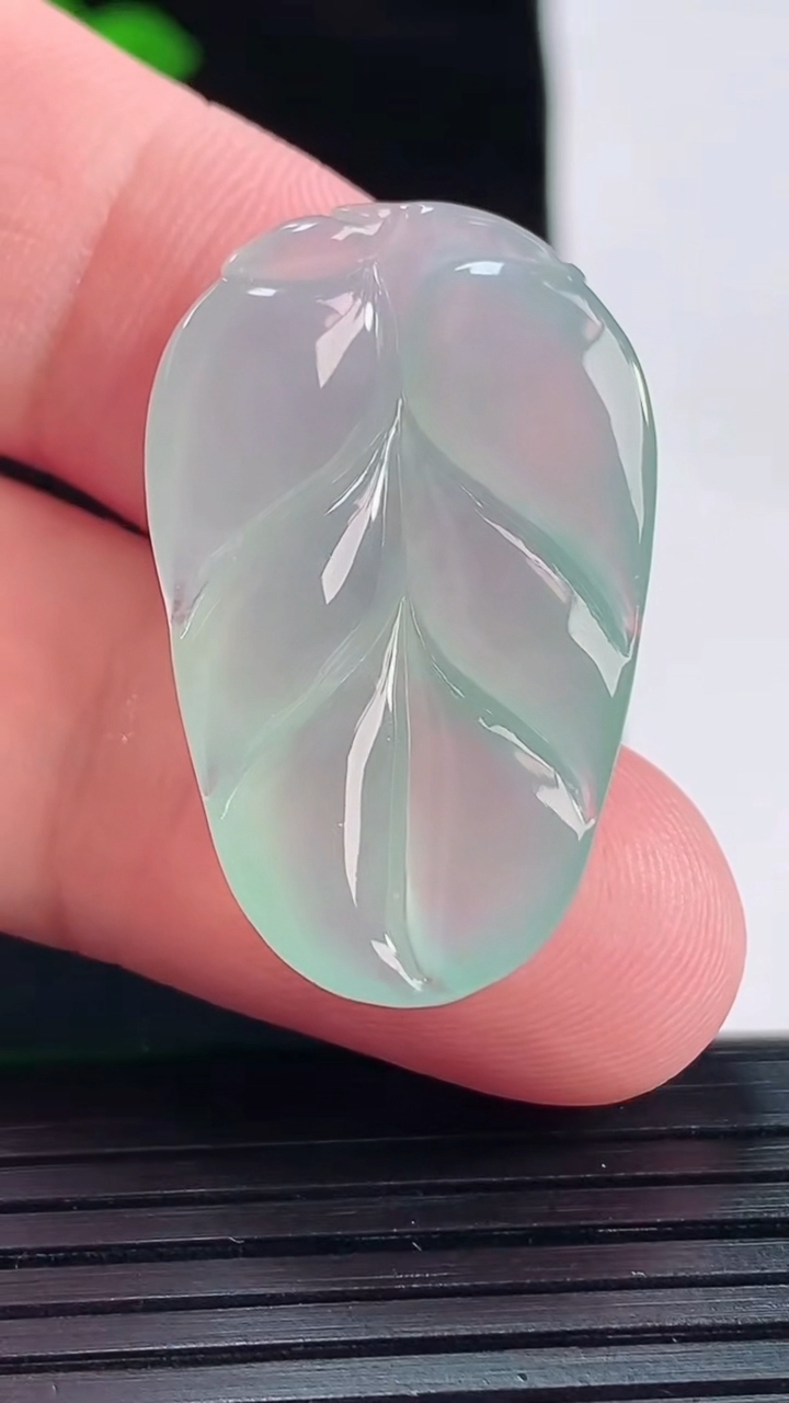 天然A货翡翠金枝玉叶 叶子吊坠，尺寸31.5-20-6重量:6.00g
5月20日