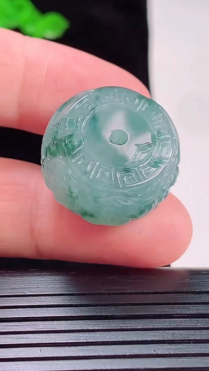 天然A货翡翠飘花雕龙路路通吊坠，尺寸23.6-13重量:16.23g
5月20日