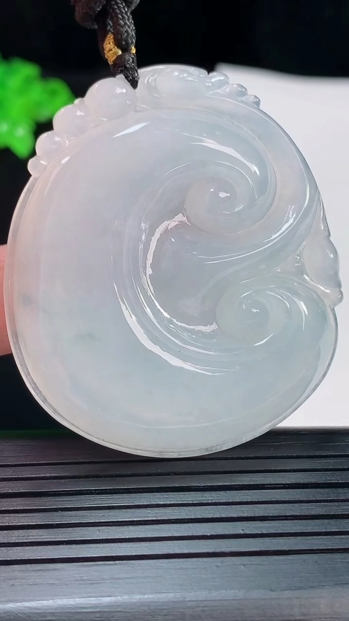 天然A货翡翠飘花如意吊坠，尺寸52-46-6.2重量:29.14g
5月20日