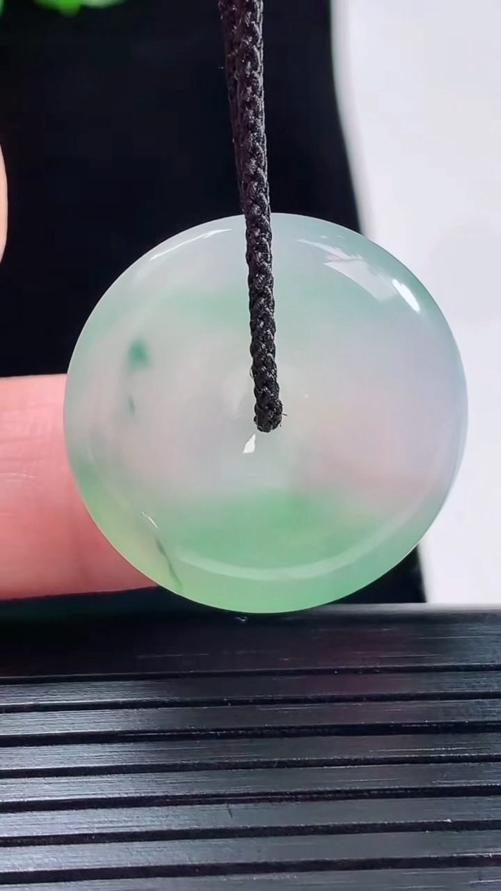 天然A货翡翠平安扣吊坠，尺寸25-5.6重量:7.22g
5月20日