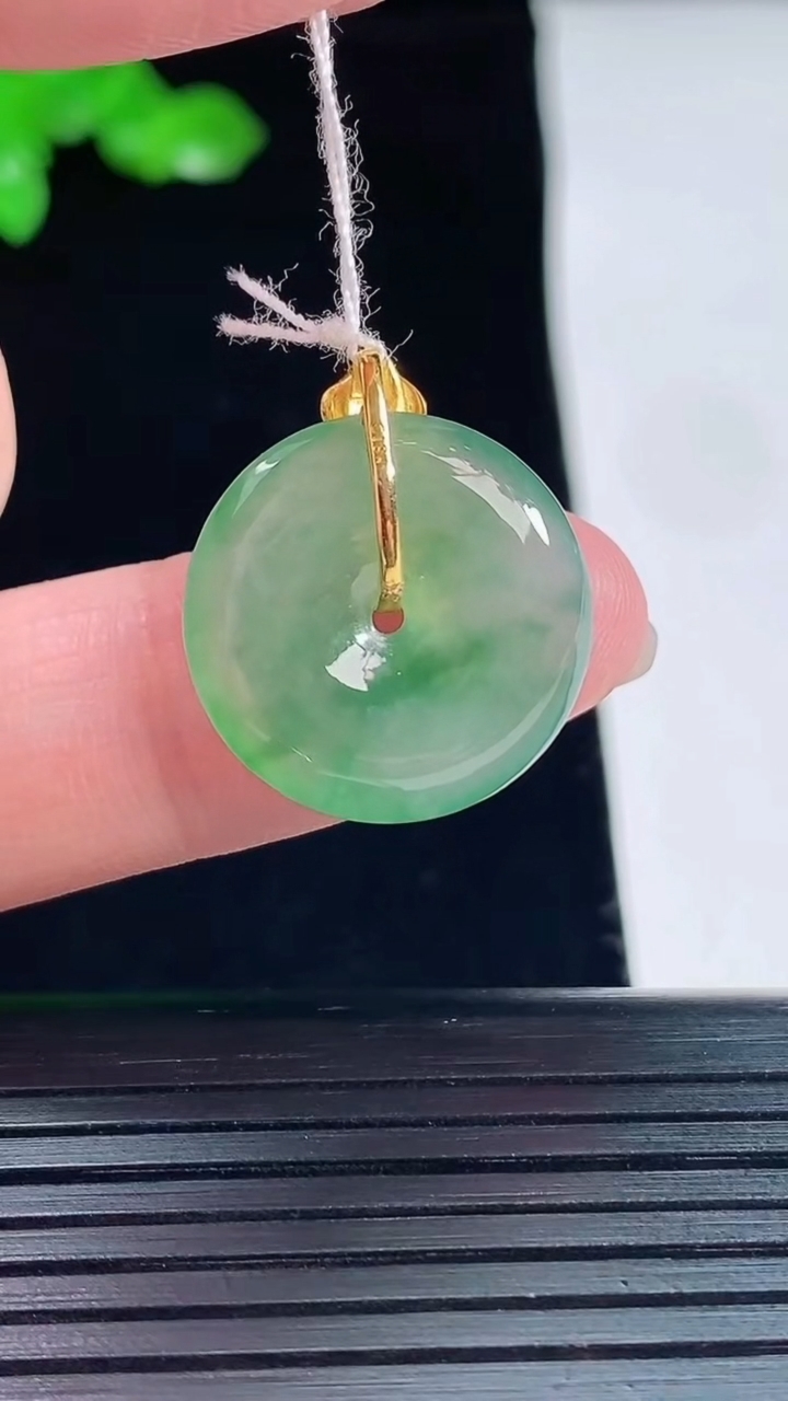 天然A货翡翠平安扣吊坠，尺寸21.5-18.6-4.5重量:3.41g
5月20日