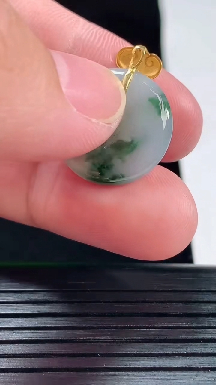 天然A货翡翠种飘花平安扣吊坠，尺寸23-19-4重量:3.14g
5月20日