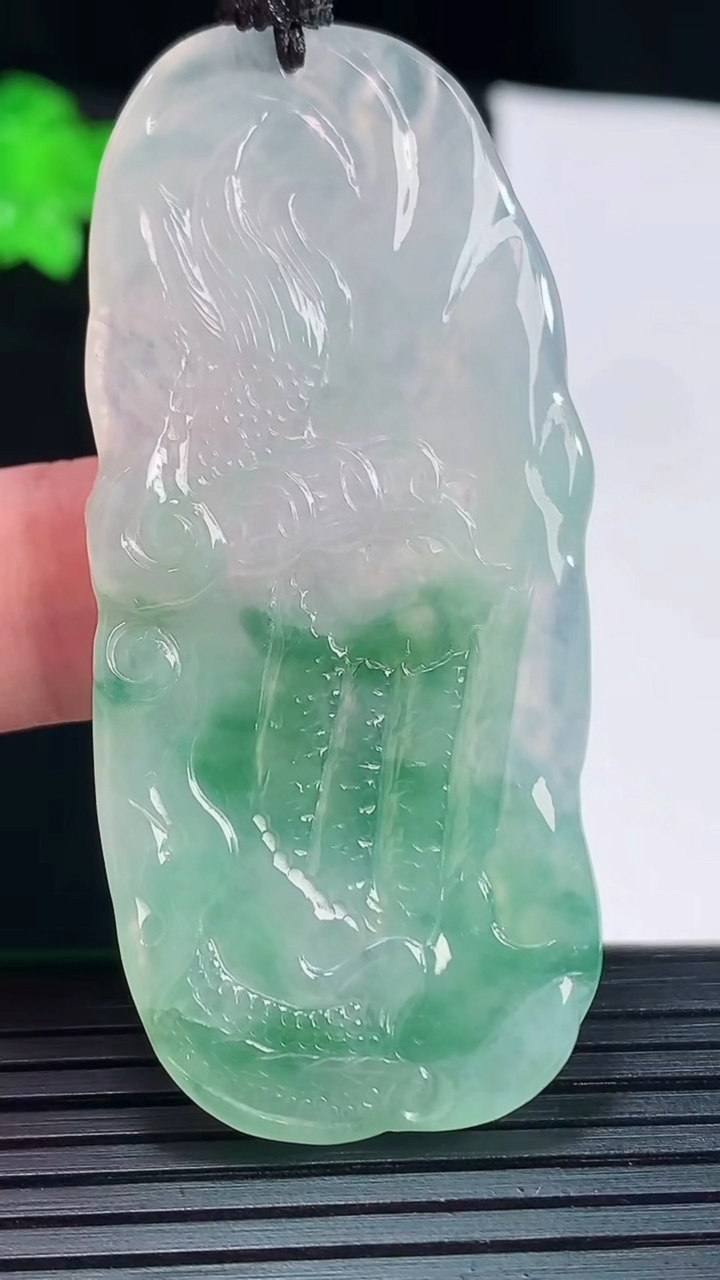 天然A货翡翠龙牌吊坠，尺寸61-26-4.6重量:21.21g
5月20日