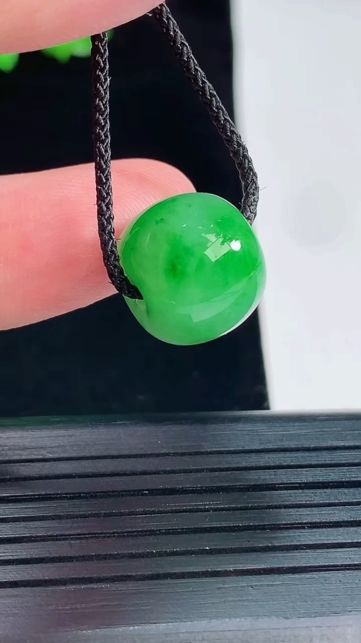 天然A货翡翠路路通吊坠，尺寸12-14重量:4.99g
5月20日