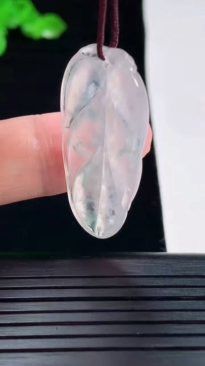 天然A货翡翠金枝玉叶 叶子吊坠，尺寸35-17.6-5重量:5.24g
5月20日