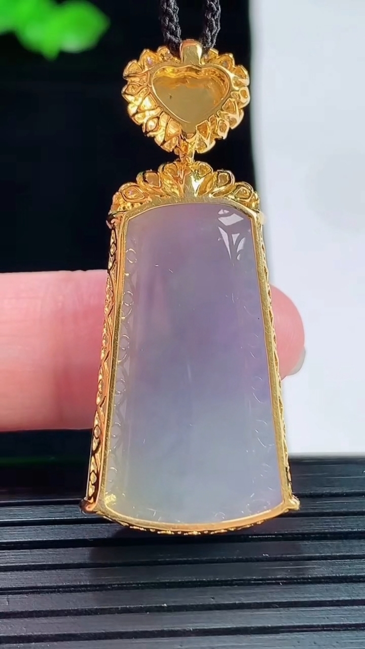 天然A货翡翠18k金紫罗兰无事牌吊坠，尺寸43-19.2-9.2，裸石29-19重量:10.66g
5月20日