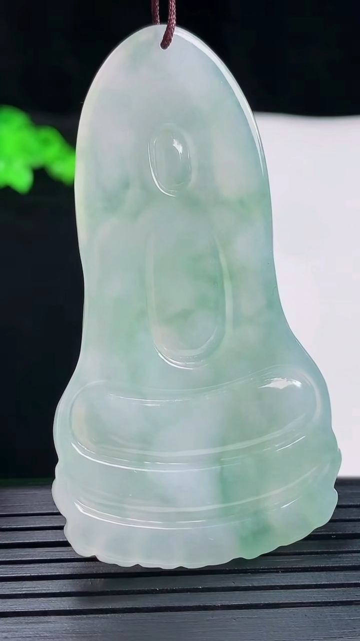 天然A货翡翠绿素衣观音吊坠，尺寸66.6-36.5-5.5重量:25.95g
5月20日