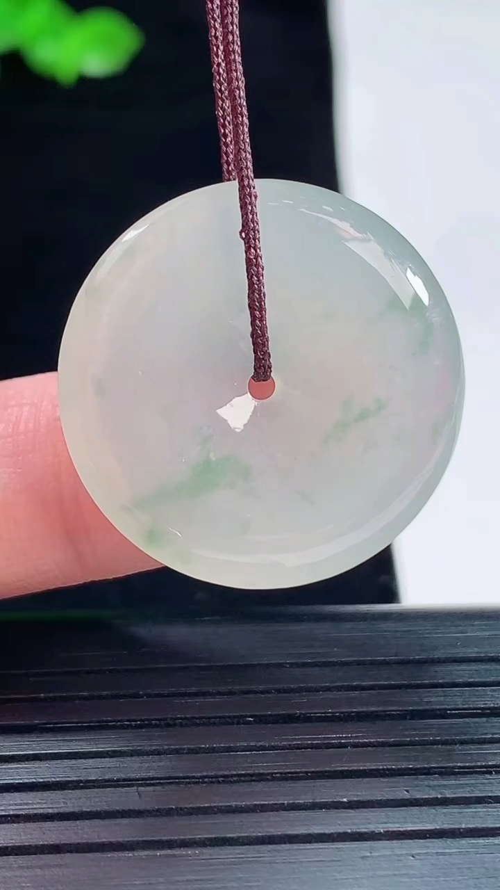 天然A货翡翠飘花平安扣吊坠，尺寸26-4.5重量:6.67g
5月20日