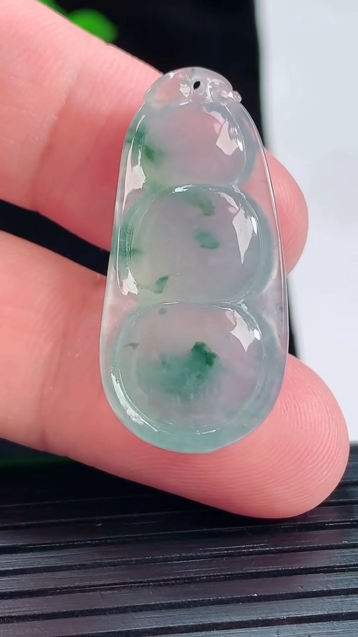 天然A货翡翠冰种飘花福豆镶嵌件，尺寸33.5-16-6.8重量:5.75g
5月20日