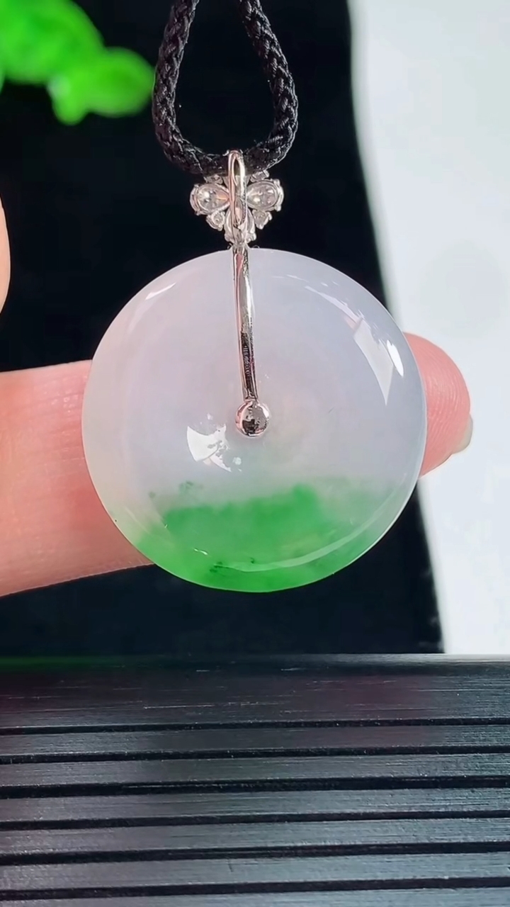 天然A货翡翠平安扣吊坠，尺寸30-23-5重量:5.70g
5月20日