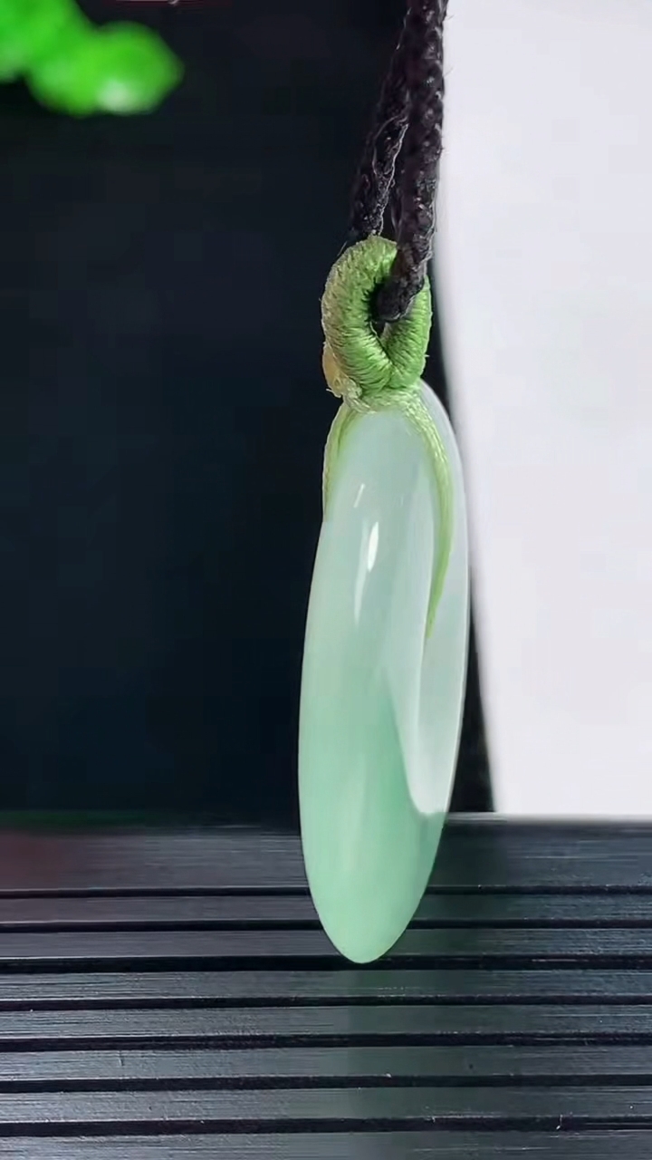 天然A货翡翠平安扣吊坠，尺寸29.6-5.2重量:9.77g
5月20日