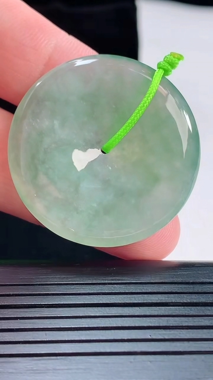 天然A货翡翠平安扣吊坠，尺寸36-5重量:14.00g
5月20日