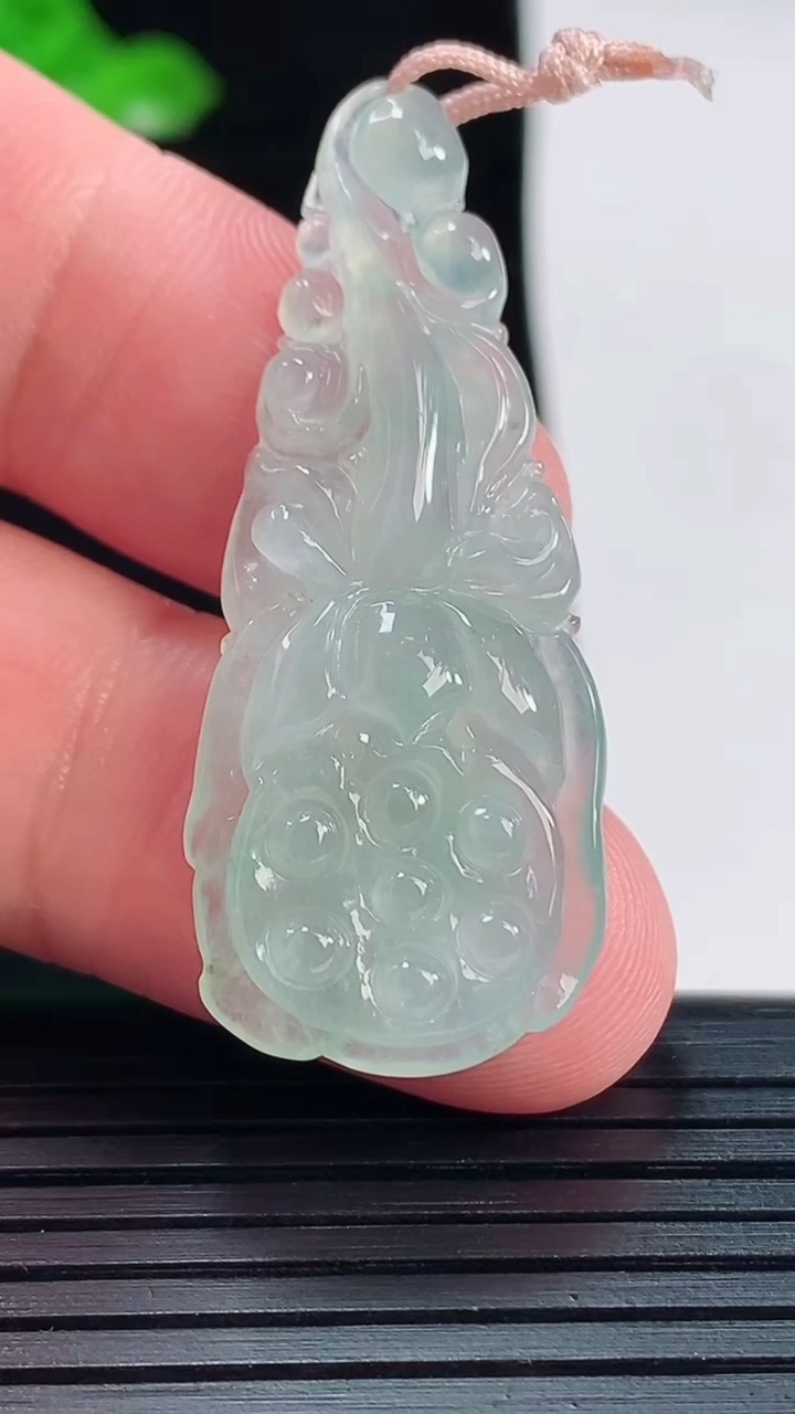 天然A货翡翠莲蓬吊坠，尺寸44.2-18-4.8重量:5.60g
5月20日