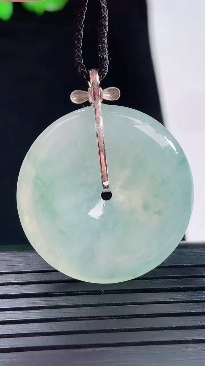 天然A货翡翠18k金飘花平安扣吊坠，尺寸35-29-5重量:9.50g
5月20日