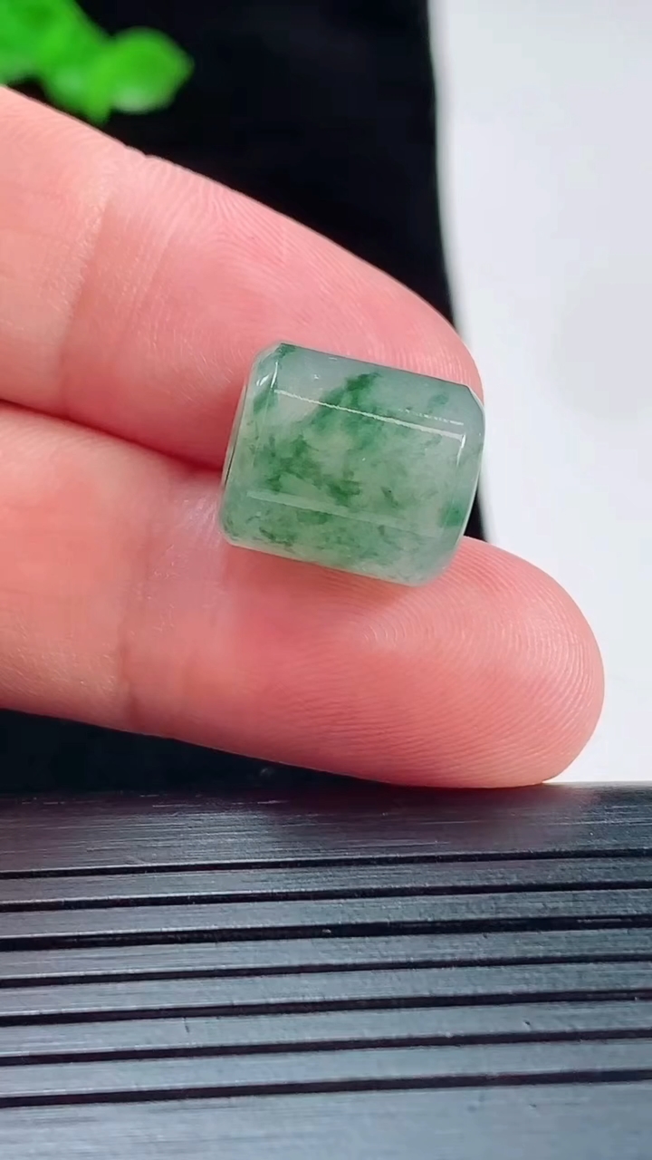 天然A货翡翠飘花路路通吊坠，尺寸13.5-12重量:3.95g
5月20日