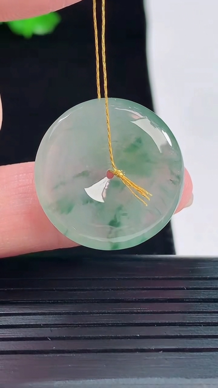 天然A货翡翠飘花平安扣吊坠，尺寸23.6-5重量:5.78g
尺寸-5:5.785月20日