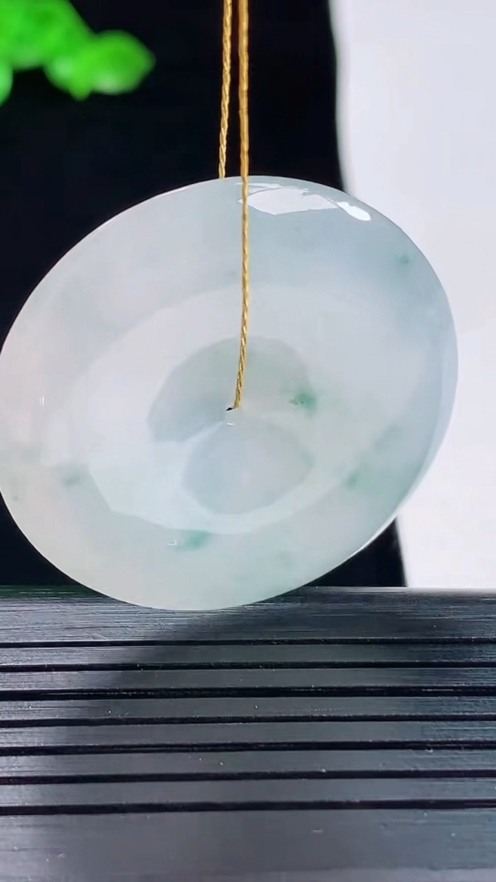 天然A货翡翠飘花平安扣吊坠，尺寸35-5.6重量:14.60g
5月20日