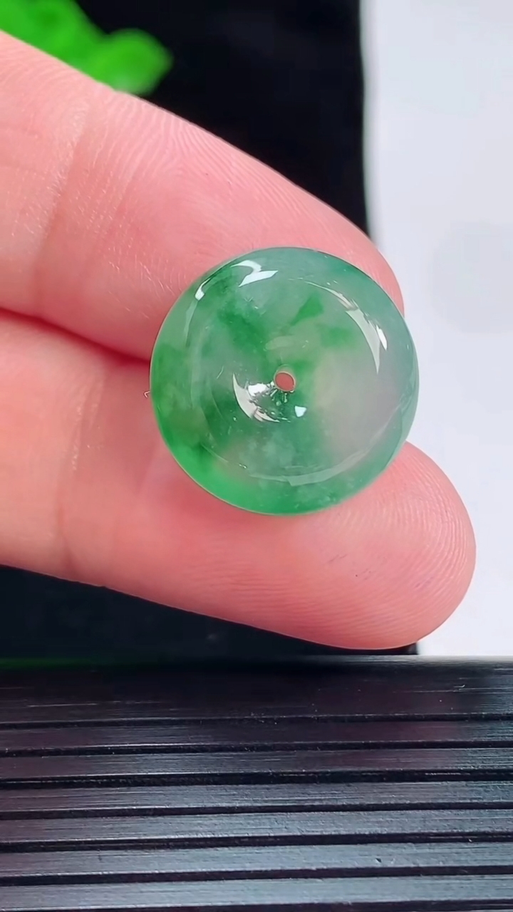 天然A货翡翠平安扣吊坠，尺寸18-6重量:3.60g
5月20日