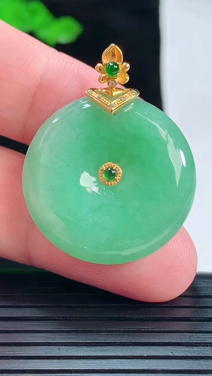 天然A货翡翠平安扣吊坠，尺寸35.2-28-5.6重量:10.13g
5月20日