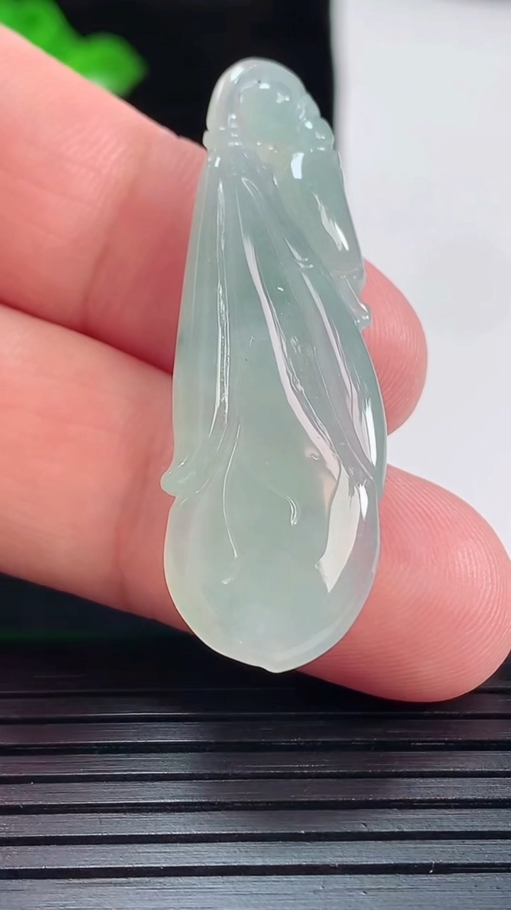 天然A货翡翠玉兰花吊坠，尺寸44.5-14-6.5重量:7.21g
5月20日