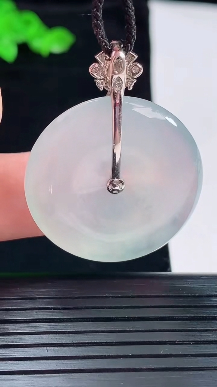 天然A货翡翠平安扣吊坠，尺寸38-30-5.5重量:11.47g
5月20日
