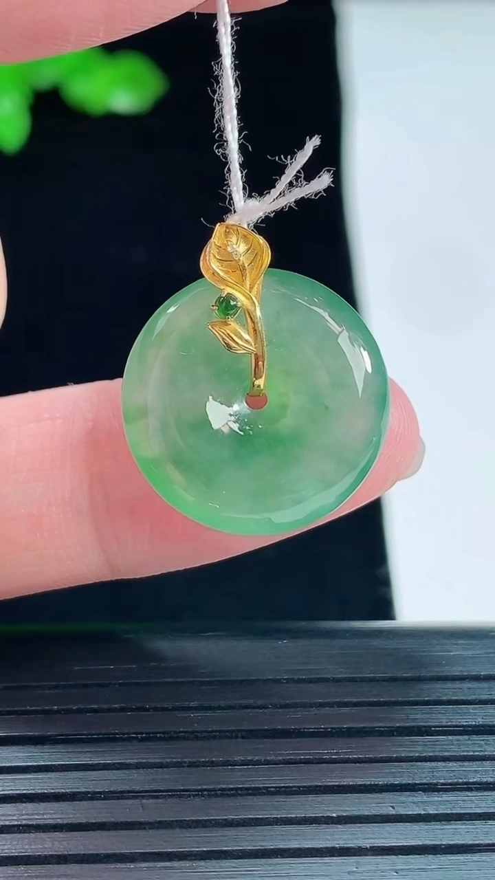 天然A货翡翠平安扣吊坠，尺寸21.5-18.6-4.5重量:3.41g
5月20日