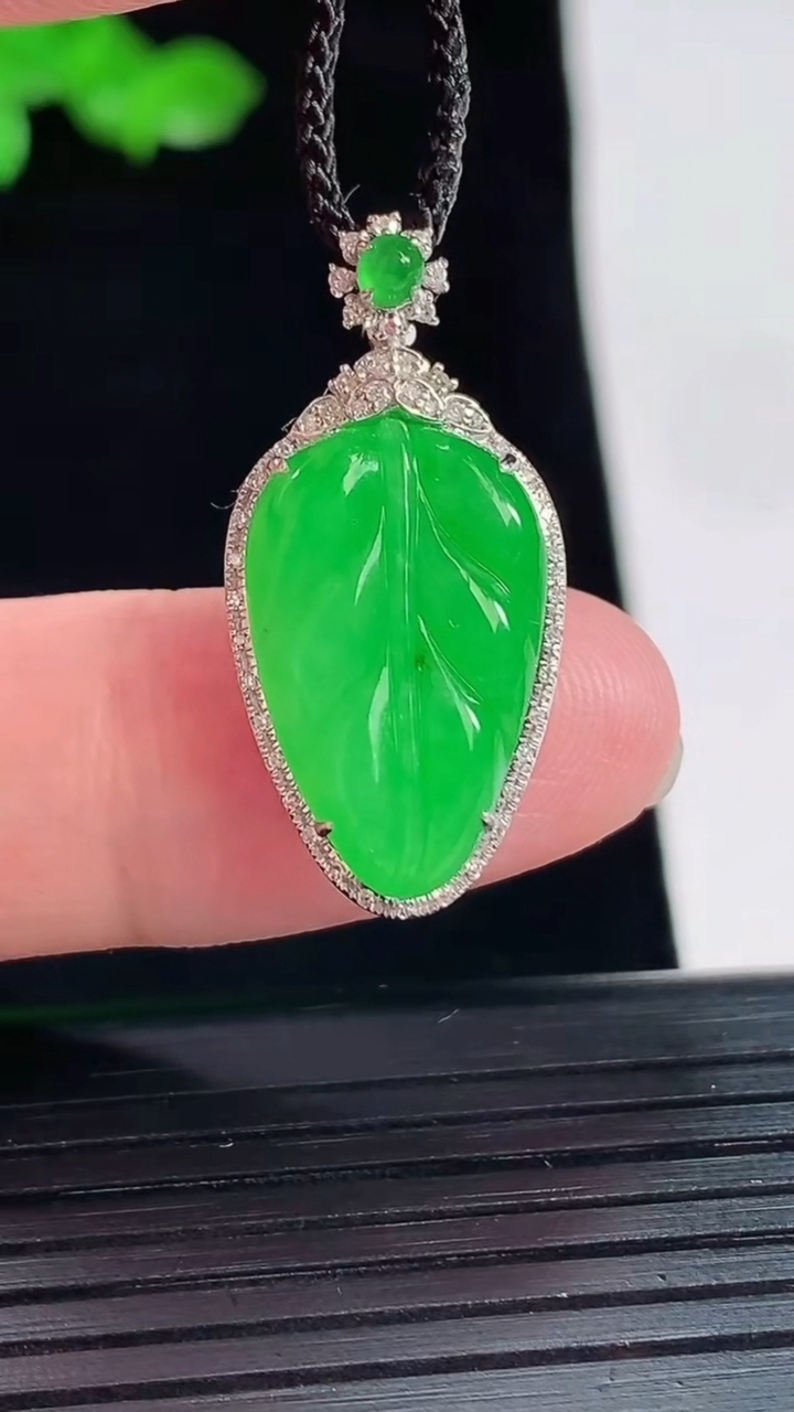 天然A货翡翠金枝玉叶 叶子吊坠，尺寸28-14-5.8，裸石18.6-12重量:2.52g
5月20