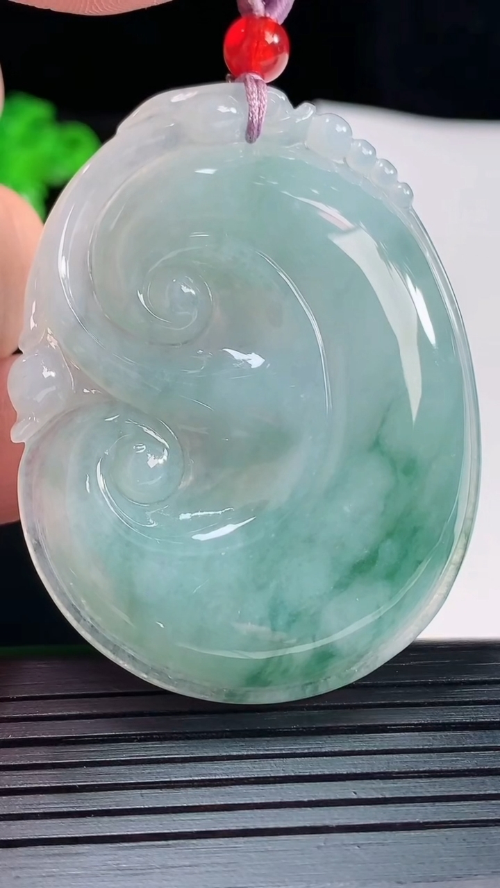 天然A货翡翠飘花如意吊坠，尺寸55-42-5.6重量:24.89g
5月20日