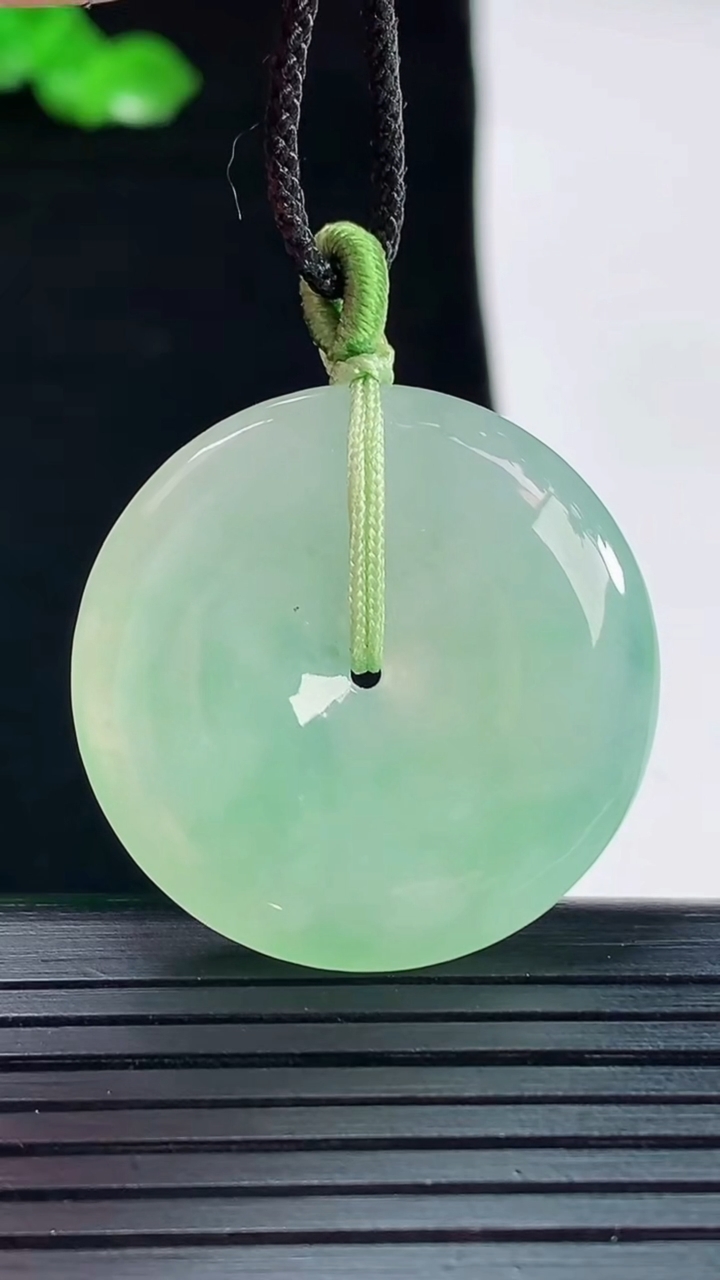天然A货翡翠平安扣吊坠，尺寸29.6-5.2重量:9.77g
5月20日