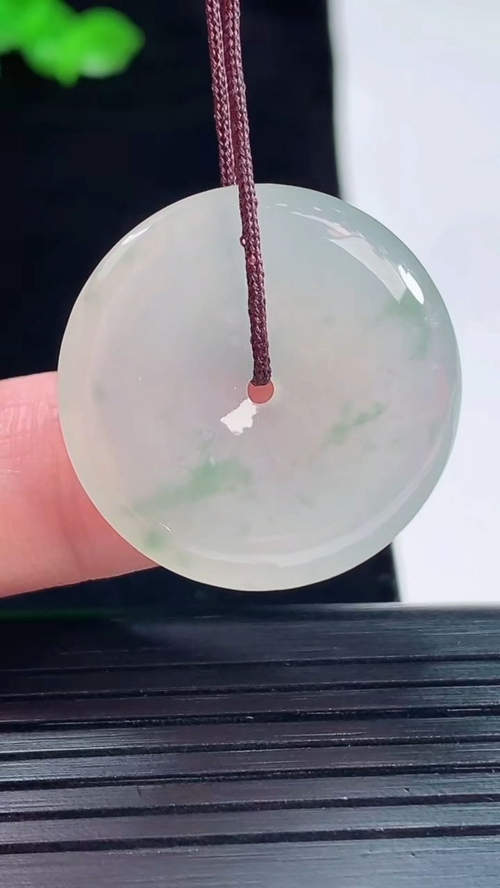 天然A货翡翠飘花平安扣吊坠，尺寸26-4.5重量:6.67g
5月20日