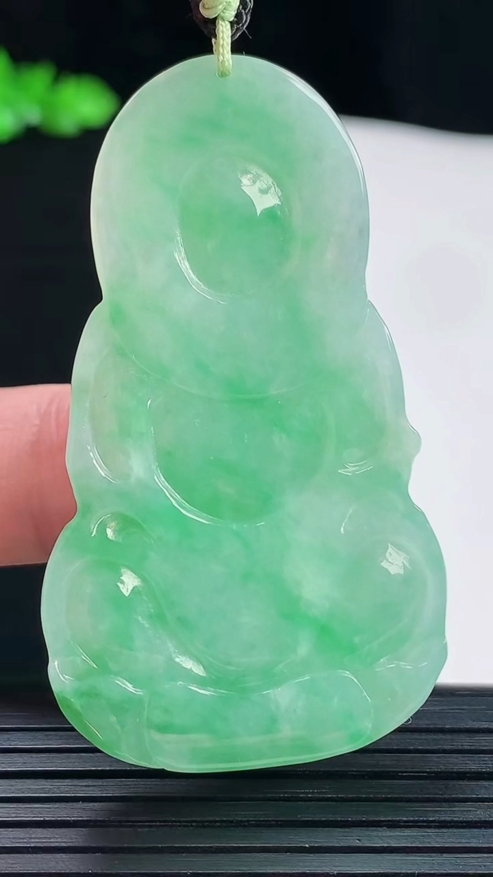 天然A货翡翠正装观音吊坠，尺寸56-32-5.5重量:18.57g
5月20日