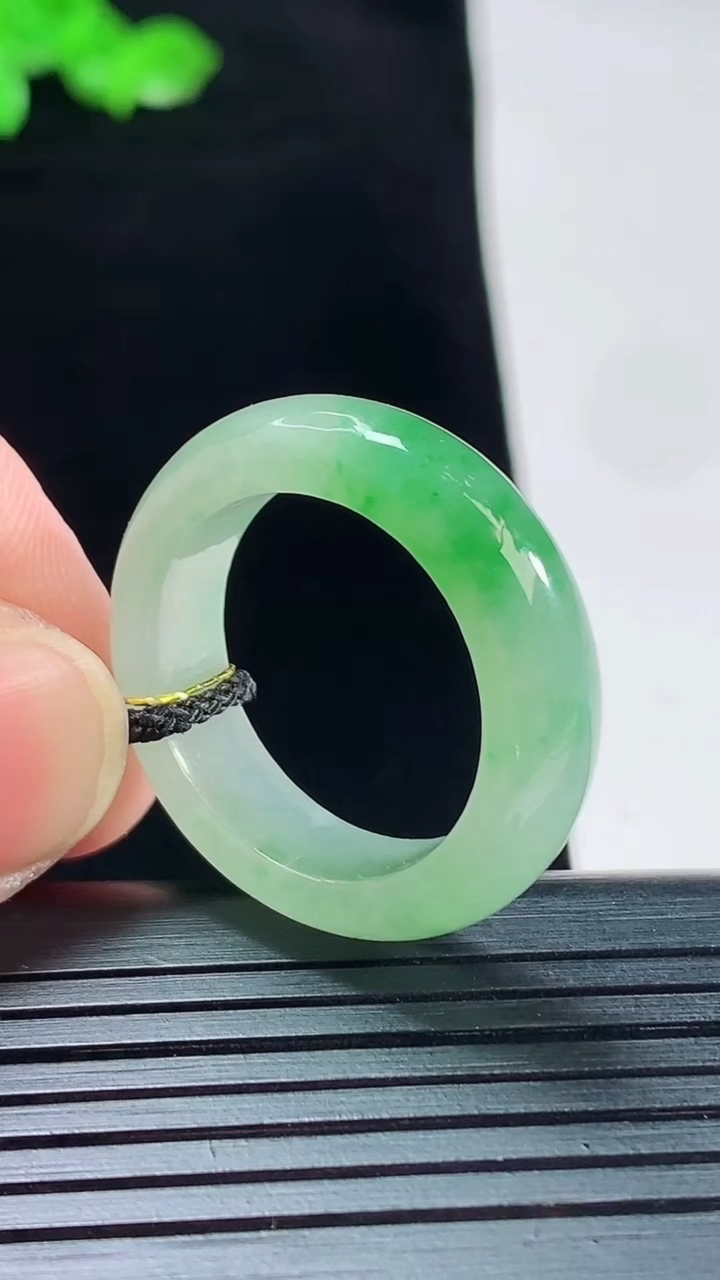 天然A货翡翠玉指环 戒指，尺寸20-6.6-4重量:5.96g2026年5月20日
工厂直销收藏佳品
