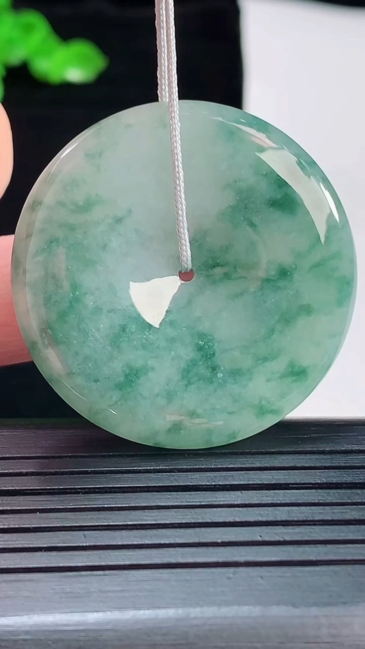 天然A货翡翠飘花平安扣吊坠，尺寸38-5.5重量:16.86g
5月20日