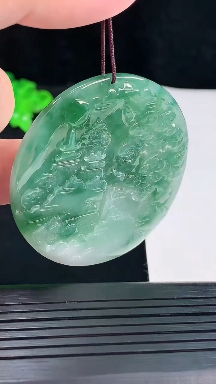 天然A货翡翠牌吊坠，尺寸52-5.6重量:34.49g
5月20日