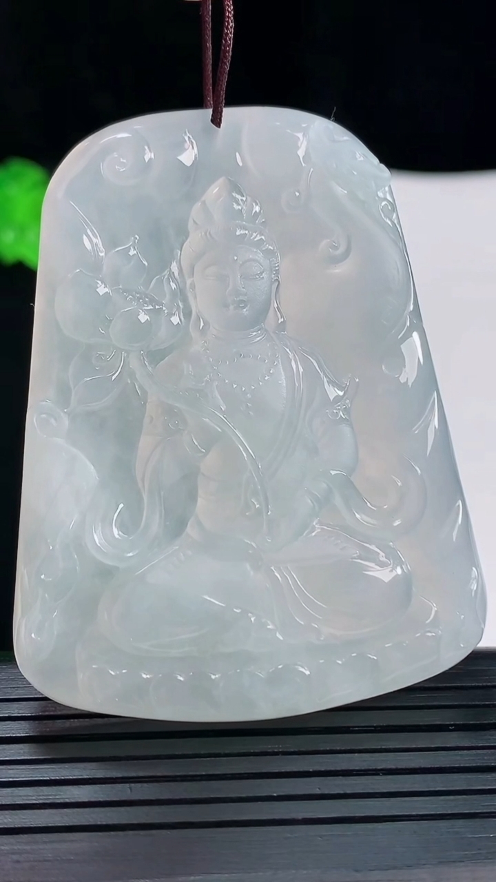 天然A货翡翠大势至菩萨吊坠，尺寸61-46.6-6.5重量:43.04g
5月20日