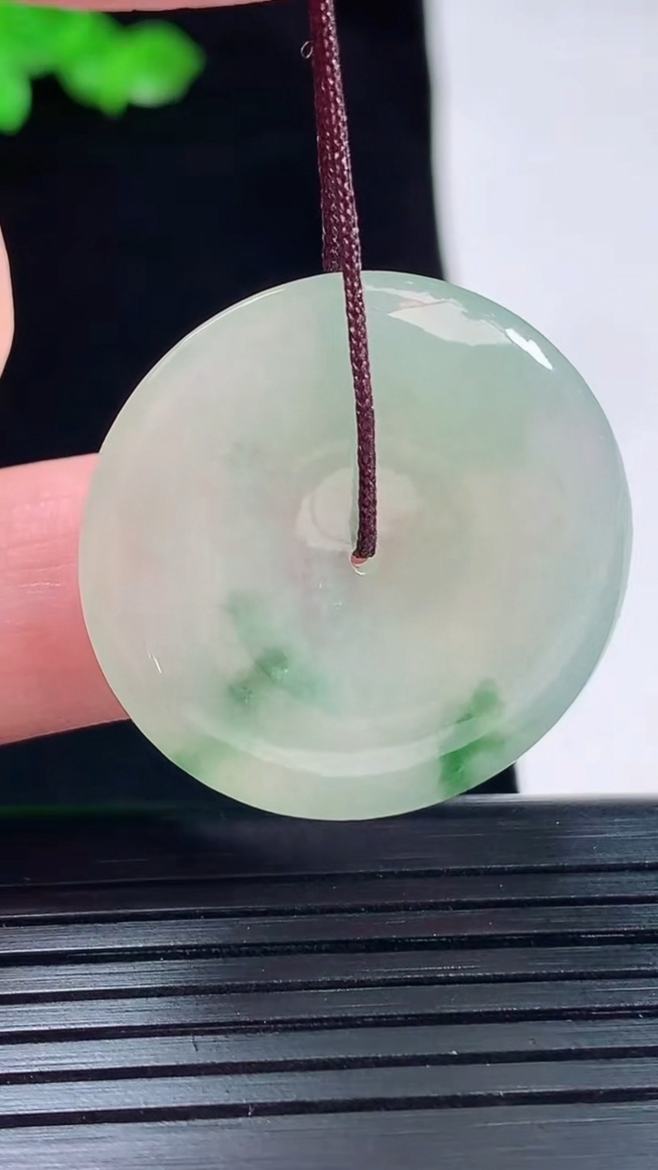 天然A货翡翠飘花平安扣吊坠，尺寸29.5-4.2重量:8.10g
5月20日